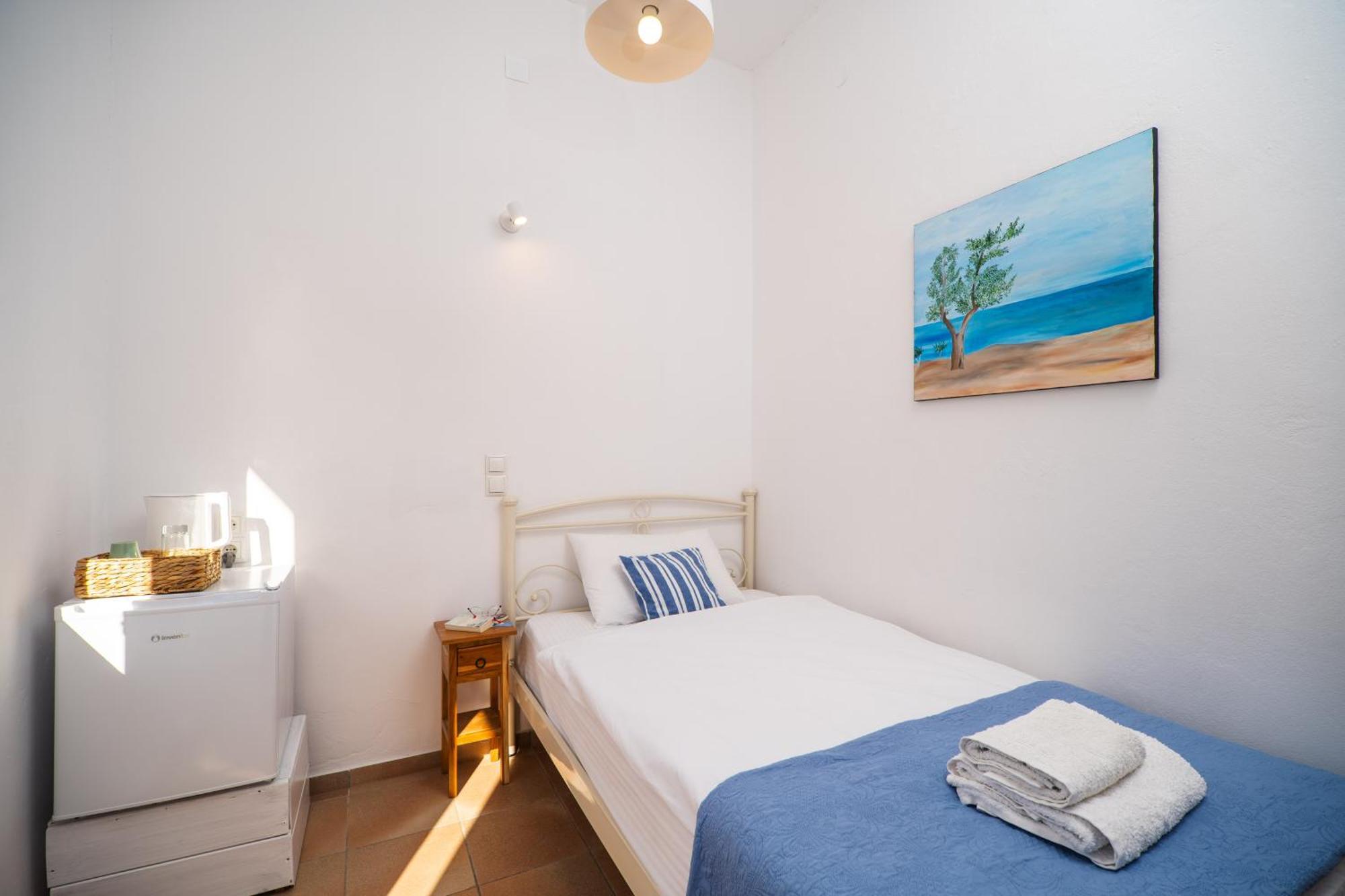 Babis & Popi Rooms And Studios Frangocastelo Exterior photo