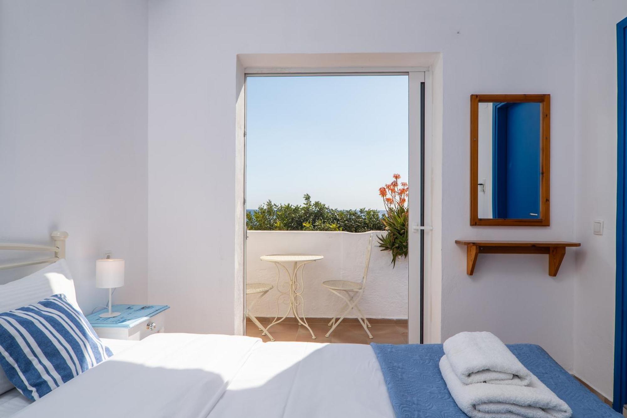 Babis & Popi Rooms And Studios Frangocastelo Exterior photo